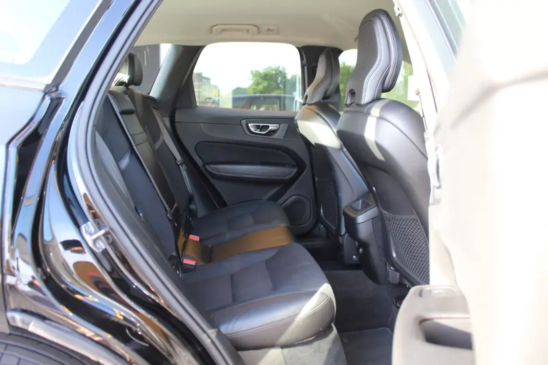 Volvo XC 60 2018 - 20900 EUR, 203000 km - AUTO.MOTO.pt - 203000km - foto 12 de 13