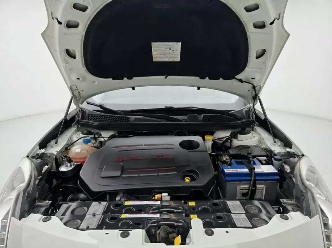 Alfa Romeo Giulietta 2011 - 9990 EUR, 177008 km - AUTO.MOTO.pt - 177008km - foto 17 de 18