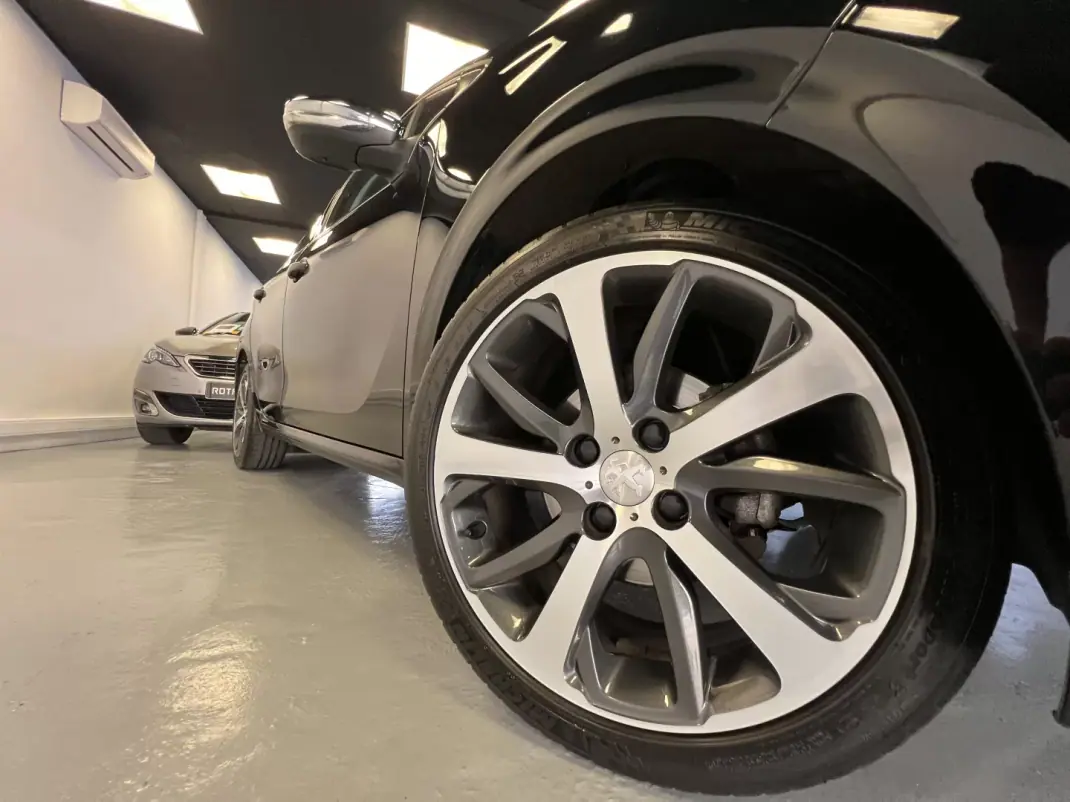 Peugeot 208 2016 - 9990 EUR, 99000 km - AUTO.MOTO.pt - 99000km - foto 44 de 46