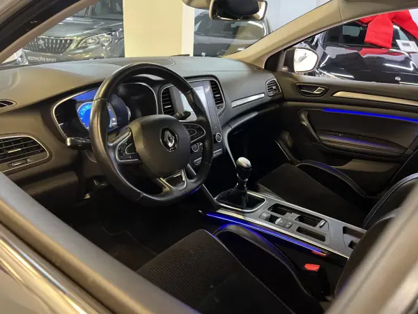 Renault Mégane 2016 - 11990 EUR, 140000 km - AUTO.MOTO.pt - 140000km - foto 8 de 41