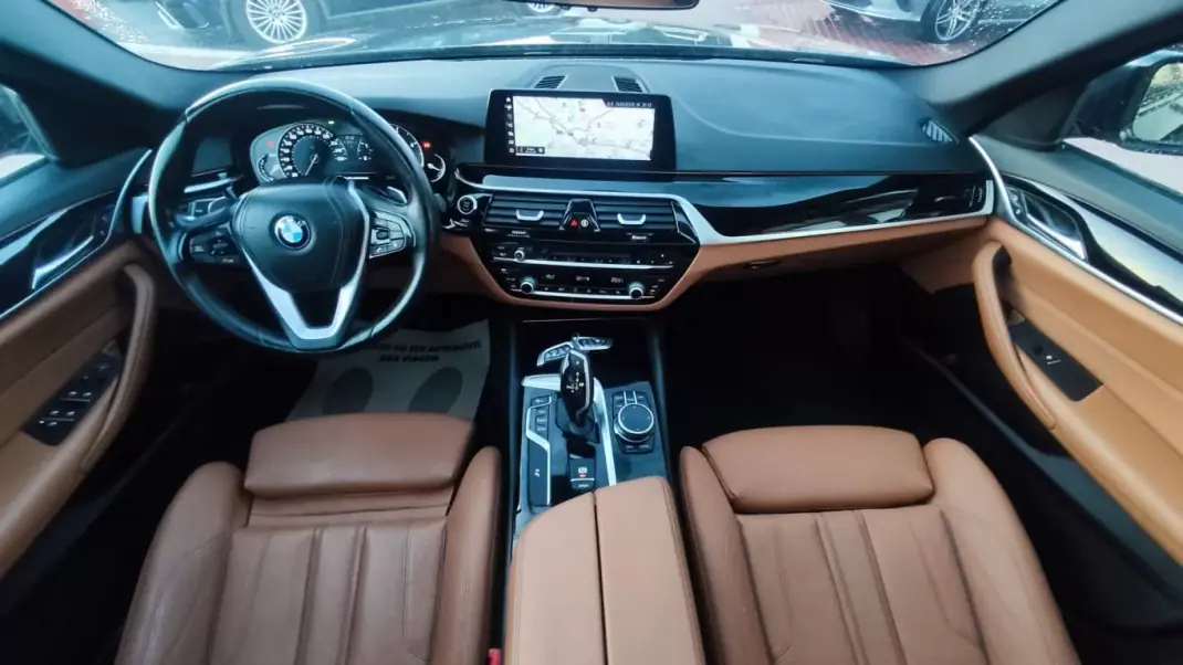 BMW 520 2018 - 29990 EUR, 130000 km - AUTO.MOTO.pt - 130000km - foto 6 de 43