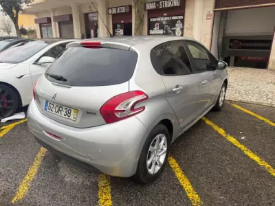 Peugeot 208 2014 - 7400 EUR, 116000 km - AUTO.MOTO.pt - 116000km - foto 11 de 26