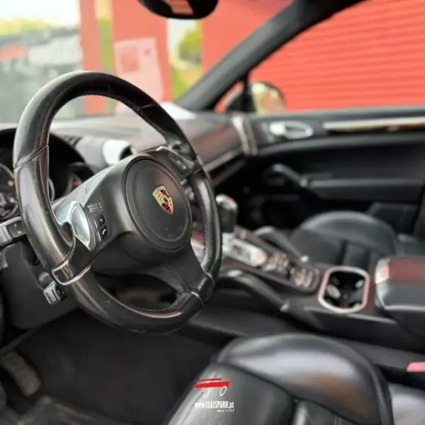 Porsche Cayenne 2012 - 29500 EUR, 211000 km - AUTO.MOTO.pt - 211000km - foto 8 de 22