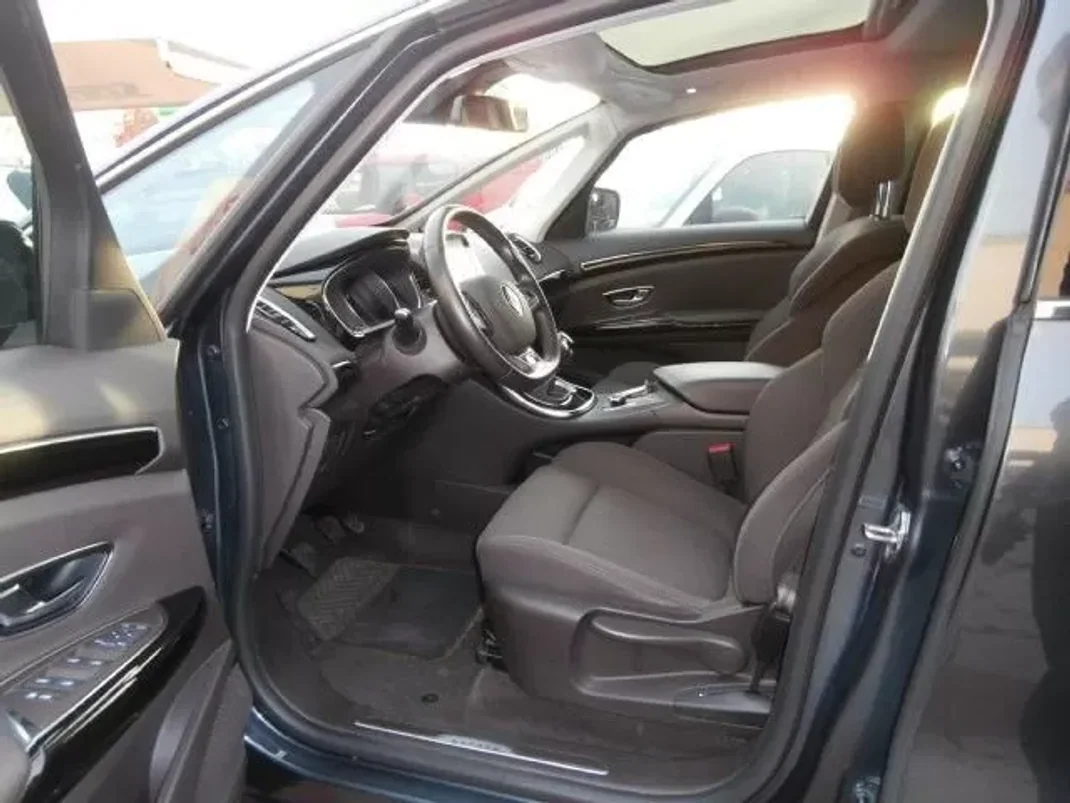 Renault Espace 2018 - 22600 EUR, 151275 km - AUTO.MOTO.pt - 151275km - foto 10 de 34