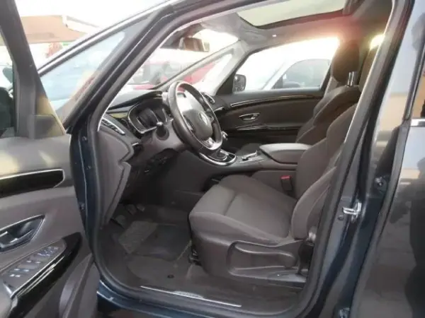 Renault Espace 2018 - 22600 EUR, 151275 km - AUTO.MOTO.pt - 151275km - foto 10 de 34