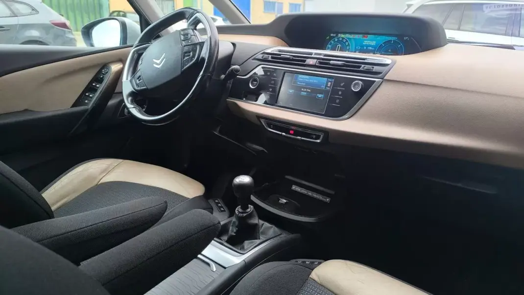 Citroën C4 Grand Picasso 2015 - 10900 EUR, 175000 km - AUTO.MOTO.pt - 175000km - foto 7 de 20