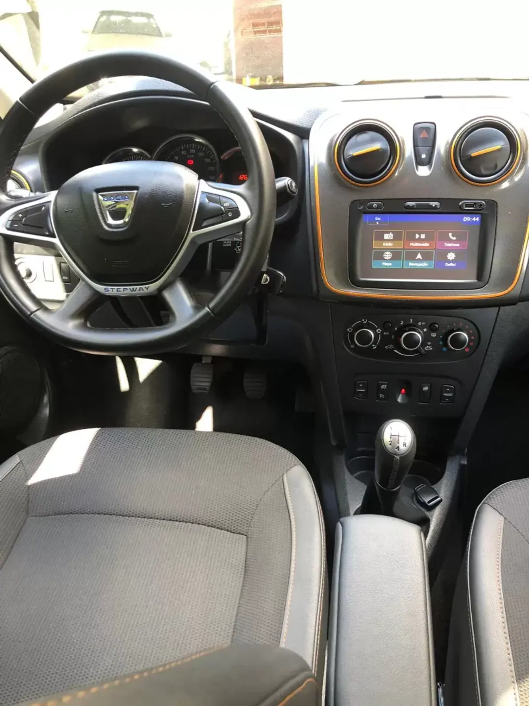 Dacia Sandero 2018 - 9900 EUR, 121000 km - AUTO.MOTO.pt - 121000km - foto 14 de 30