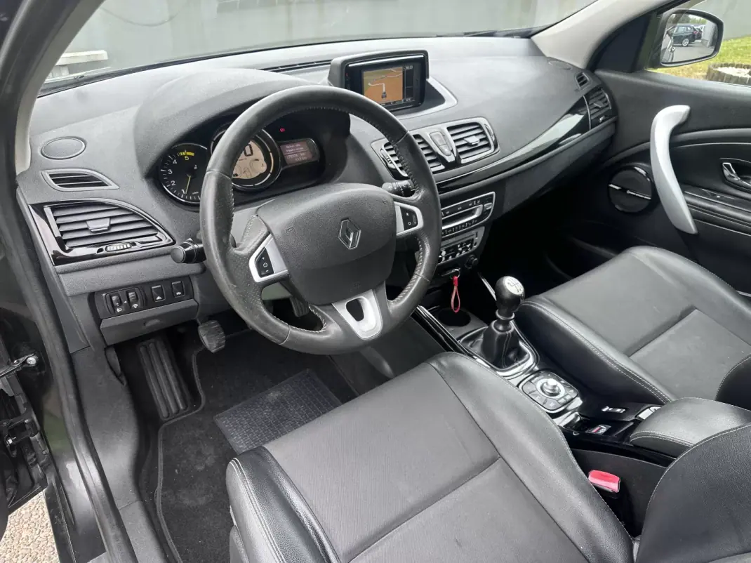 Renault Mégane 2012 - 7900 EUR, 270000 km - AUTO.MOTO.pt - 270000km - foto 21 de 36