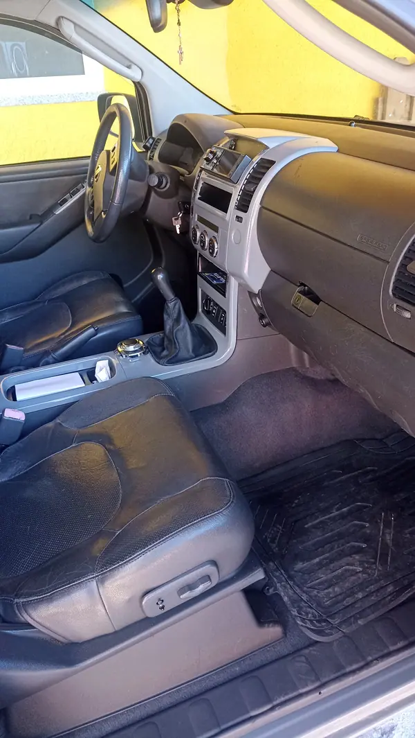 Nissan Navara 2005 - 13000 EUR, 293000 km - AUTO.MOTO.pt - 293000km - foto 10 de 14