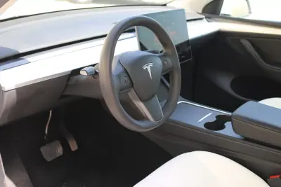 Tesla Model Y 2022 - 34490 EUR, 74000 km - AUTO.MOTO.pt - 74000km - foto 6 de 9