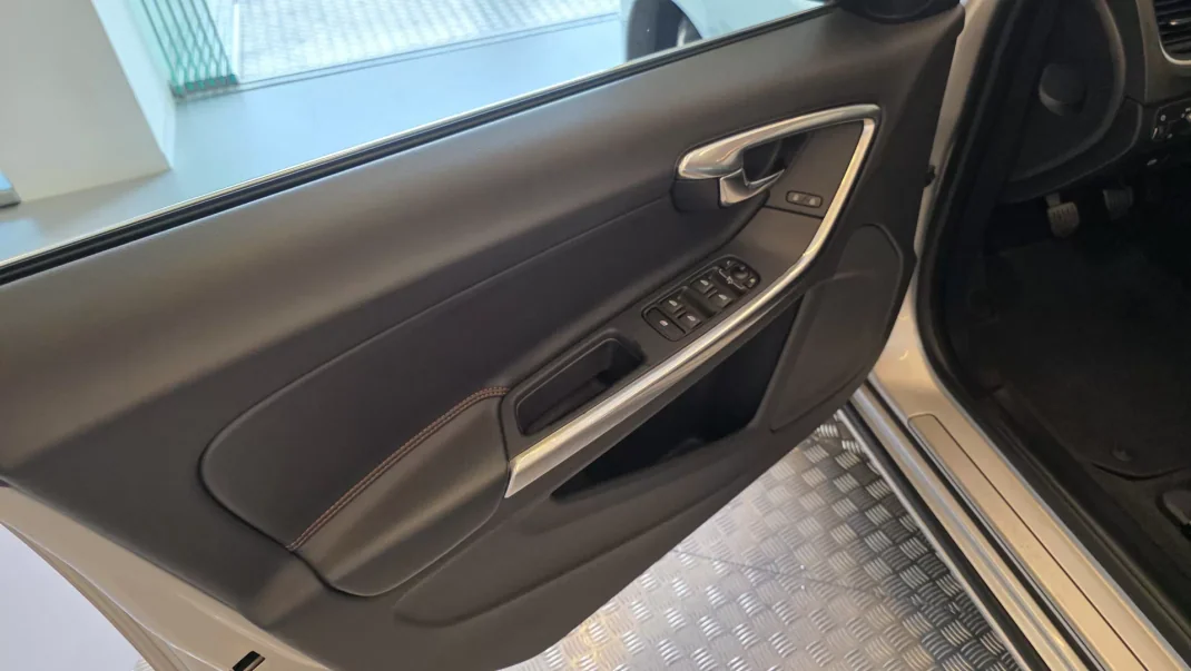 Volvo V60 2015 - 11900 EUR, 314478 km - AUTO.MOTO.pt - 314478km - foto 39 de 60