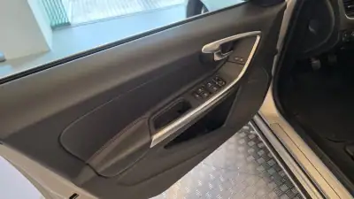 Volvo V60 2015 - 11900 EUR, 314478 km - AUTO.MOTO.pt - 314478km - foto 39 de 60