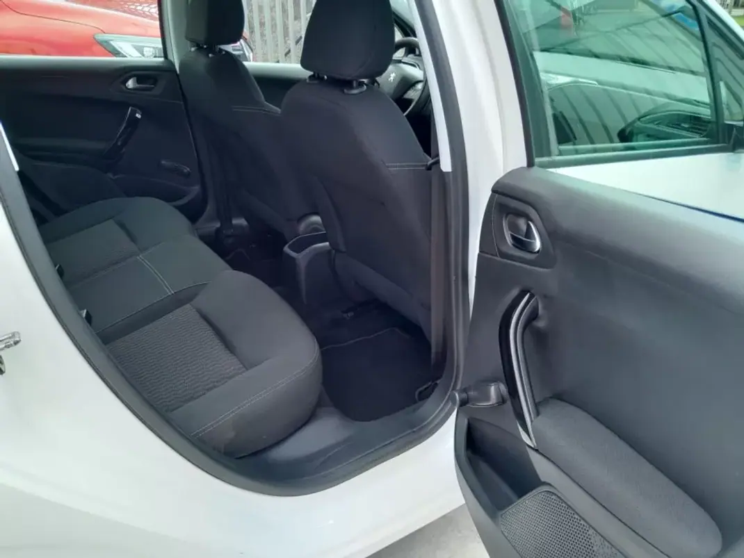 Peugeot 208 2019 - 13900 EUR, 89145 km - AUTO.MOTO.pt - 89145km - foto 9 de 11