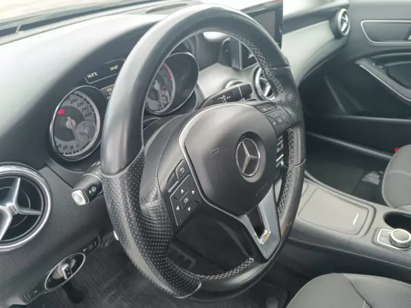 Mercedes-Benz GLA 180 2015 - 22500 EUR, 120000 km - AUTO.MOTO.pt - 120000km - foto 19 de 28