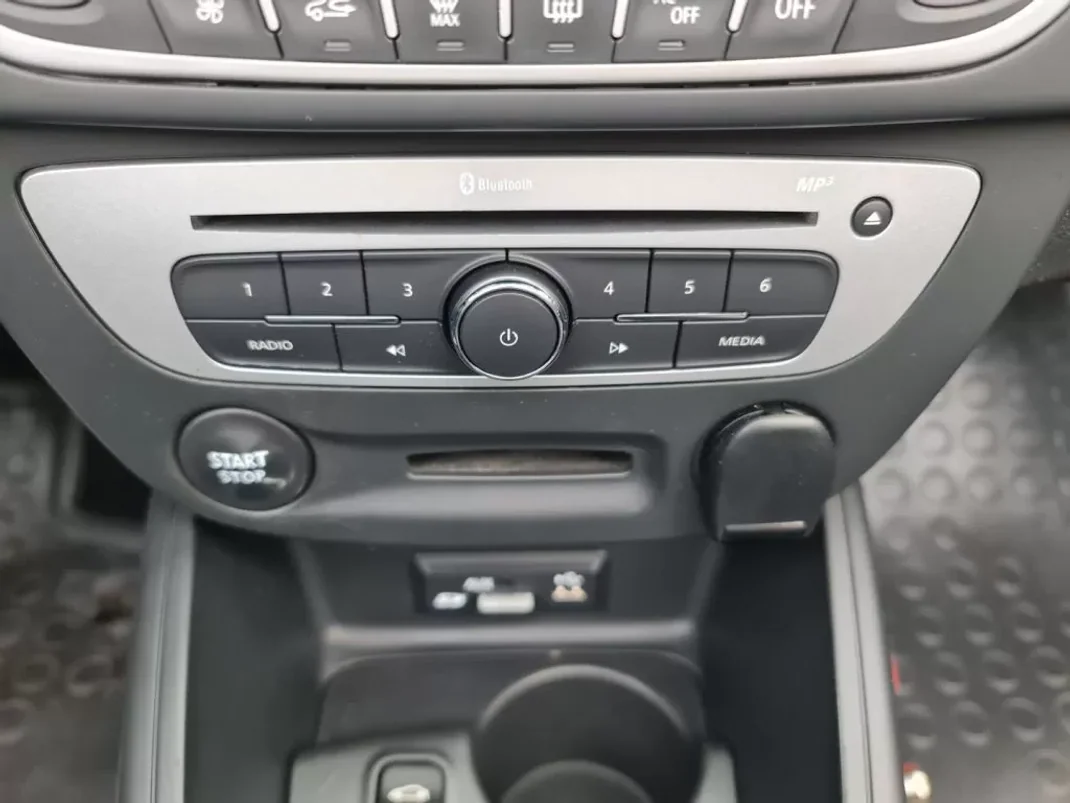 Renault Mégane Cabrio 2015 - 14990 EUR, 195000 km - AUTO.MOTO.pt - 195000km - foto 32 de 43
