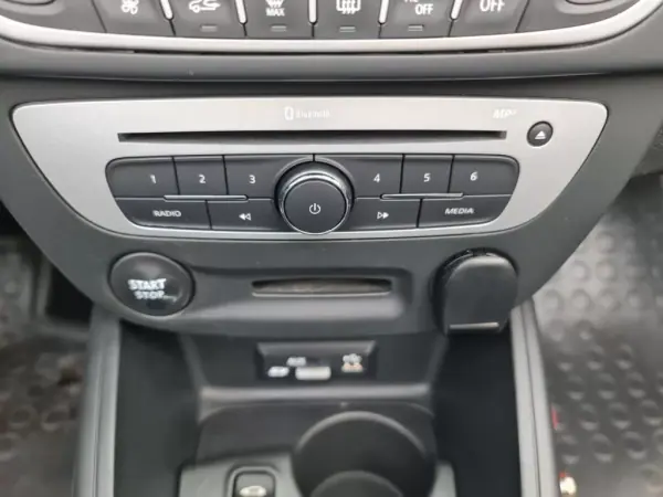 Renault Mégane Cabrio 2015 - 14990 EUR, 195000 km - AUTO.MOTO.pt - 195000km - foto 32 de 43