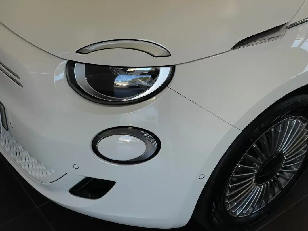 Fiat 500e 2024 - 24750 EUR, 18176 km - AUTO.MOTO.pt - 18176km - foto 11 de 16