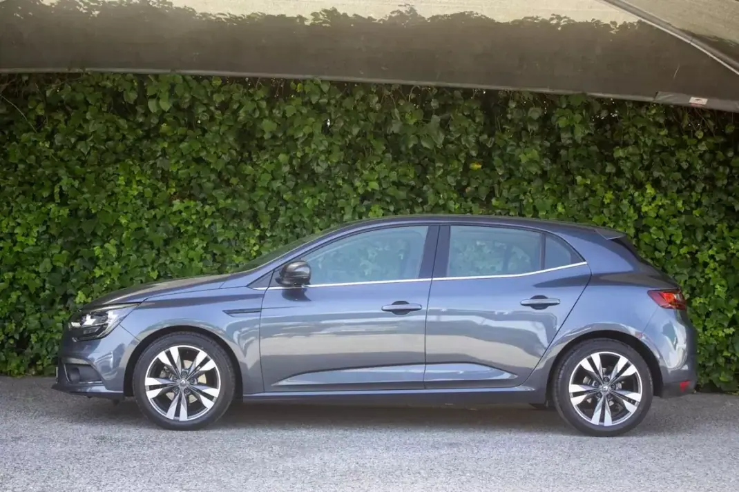 Renault Mégane 2018 - 13250 EUR, 161000 km - AUTO.MOTO.pt - 161000km - foto 7 de 17