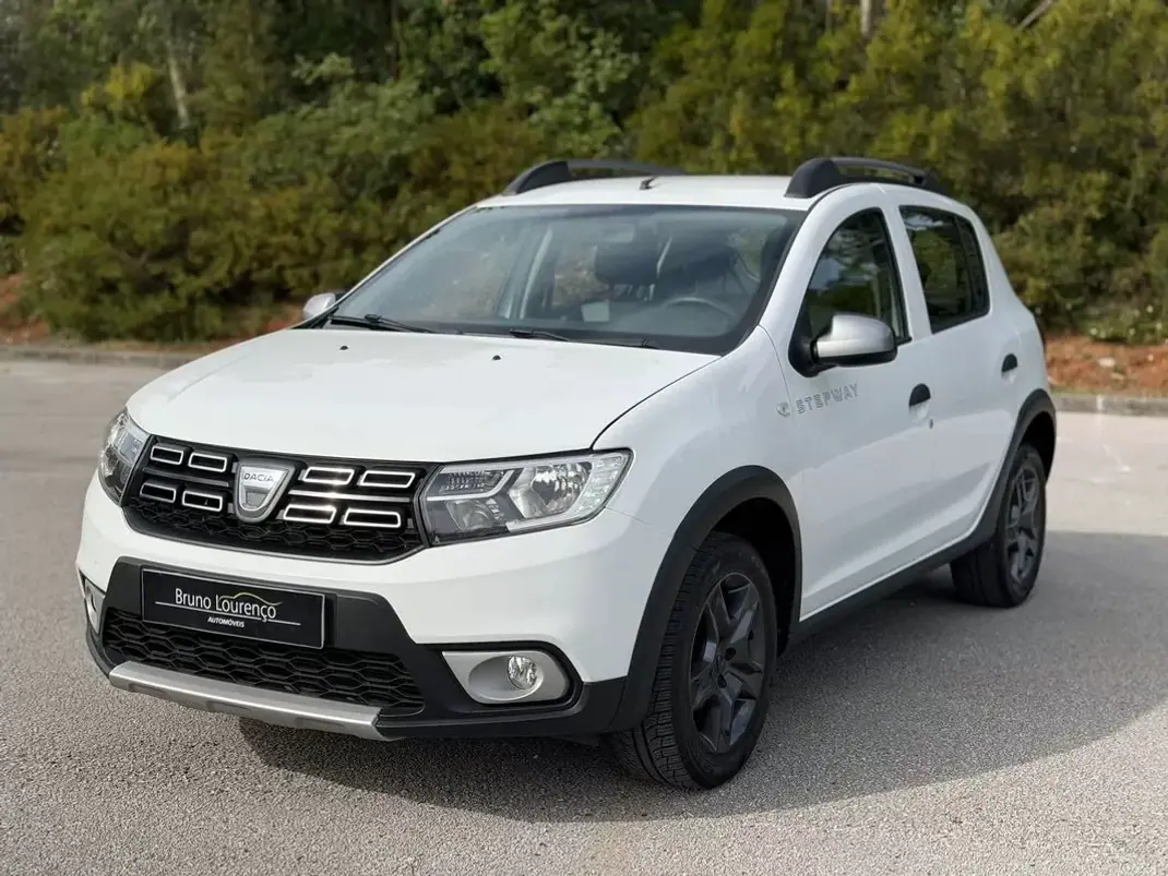 Dacia Sandero 2017 - 9900 EUR, 103200 km - AUTO.MOTO.pt - 103200km - foto 1 de 24