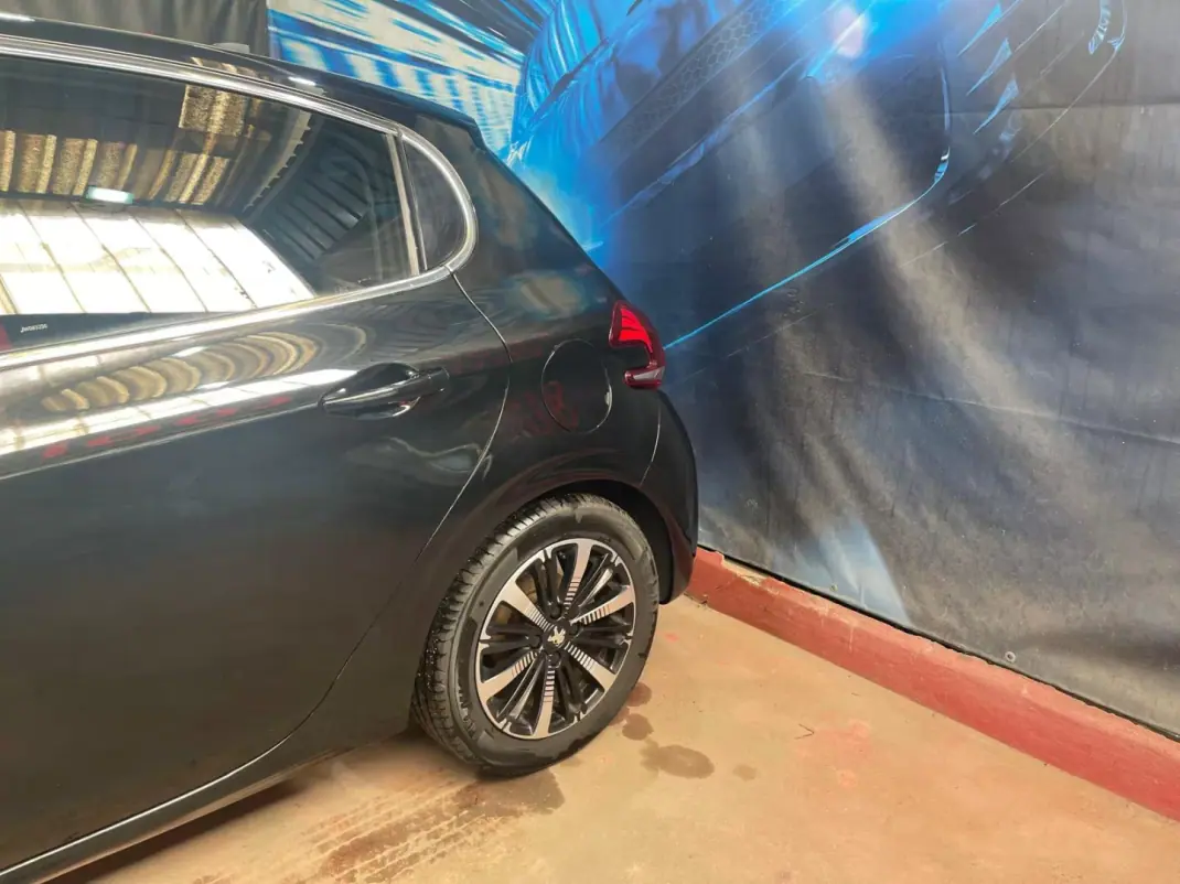 Peugeot 208 2018 - 8899 EUR, 106000 km - AUTO.MOTO.pt - 106000km - foto 20 de 42