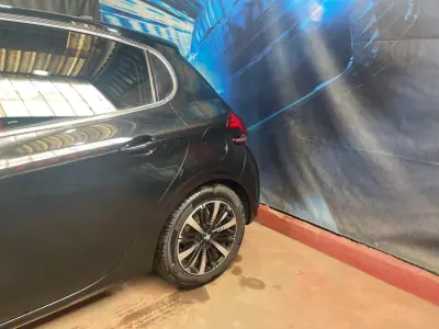 Peugeot 208 2018 - 8899 EUR, 106000 km - AUTO.MOTO.pt - 106000km - foto 20 de 42