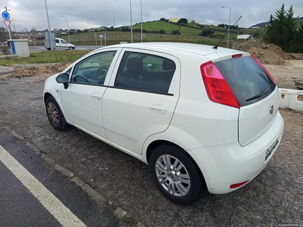Fiat Punto Evo 2018 - 7700 EUR, 46000 km - AUTO.MOTO.pt - 46000km - foto 4 de 6