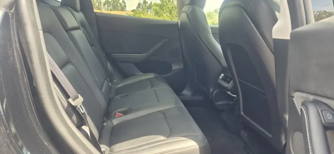 Tesla Model Y 2023 - 35900 EUR, 65000 km - 65000km - foto 13 de 18