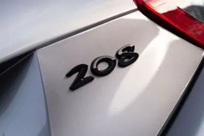 Peugeot 208 2019 - 9999 EUR, 106000 km - AUTO.MOTO.pt - 106000km - foto 4 de 20