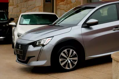 Peugeot e-208 2020 - 15750 EUR, 56000 km - AUTO.MOTO.pt - 56000km - foto 6 de 41