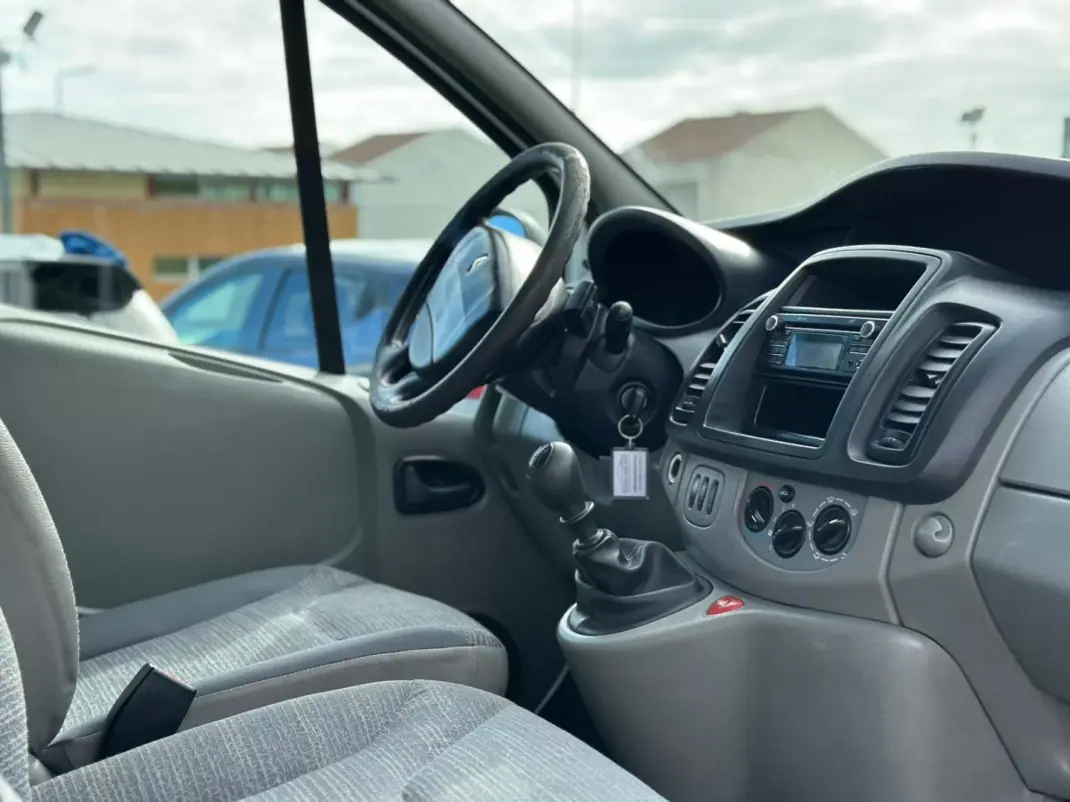 Renault TRAFIC L2H1 125CV 2014 - 16990 EUR, 98646 km - AUTO.MOTO.pt - 98646km - foto 16 de 16