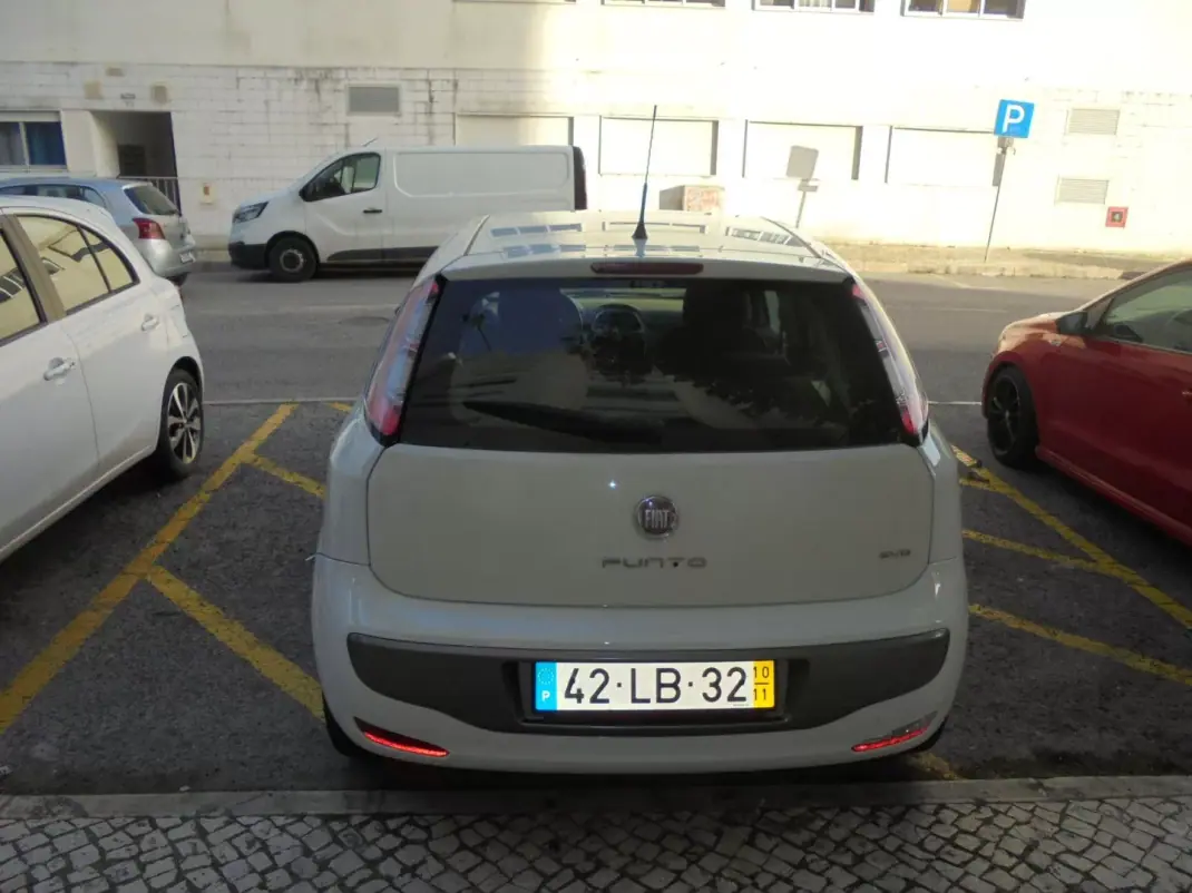 Fiat Punto 2010 - 5900 EUR, 147000 km - AUTO.MOTO.pt - 147000km - foto 12 de 28