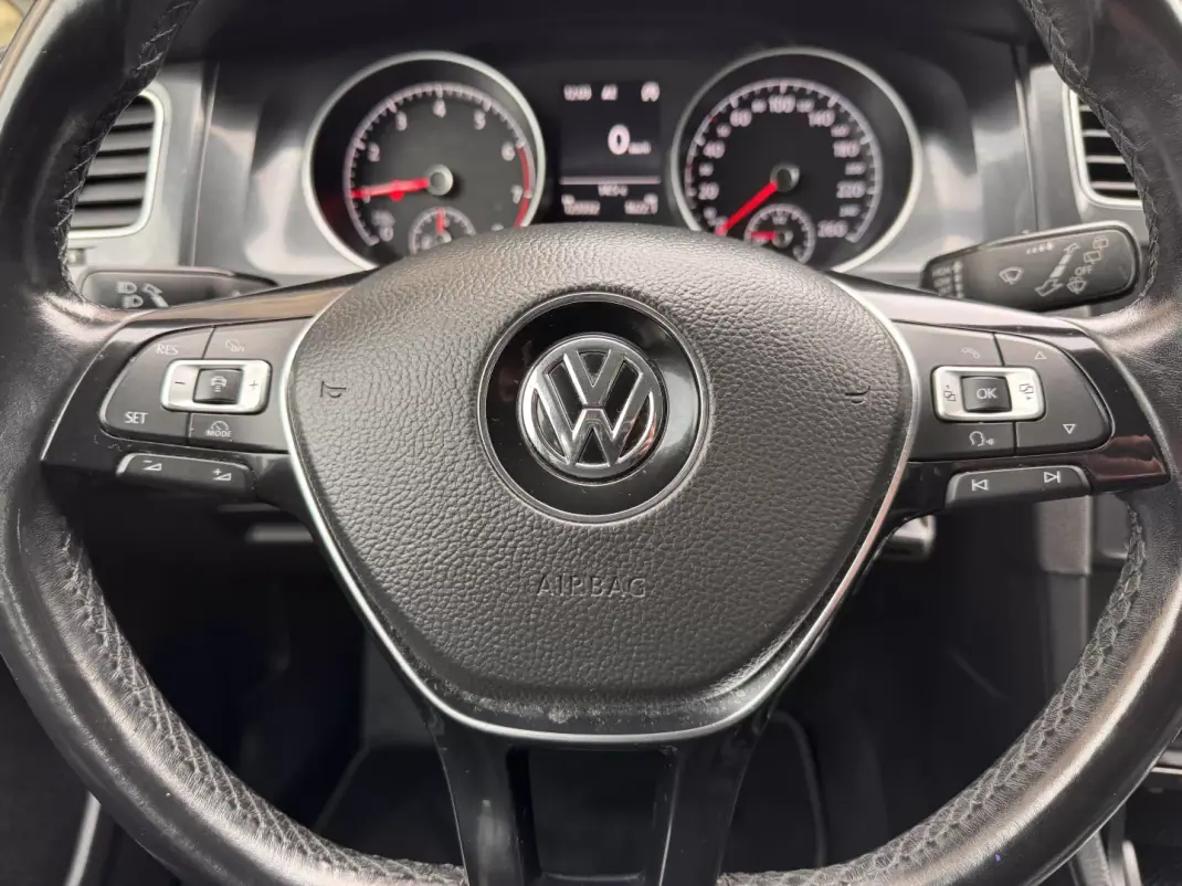 Volkswagen Golf 2017 - 14500 EUR, 123332 km - AUTO.MOTO.pt - 123332km - foto 12 de 26