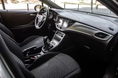 Opel Astra Sports Tourer 2018 - 9900 EUR, 225626 km - AUTO.MOTO.pt - 225626km - foto 23 de 34