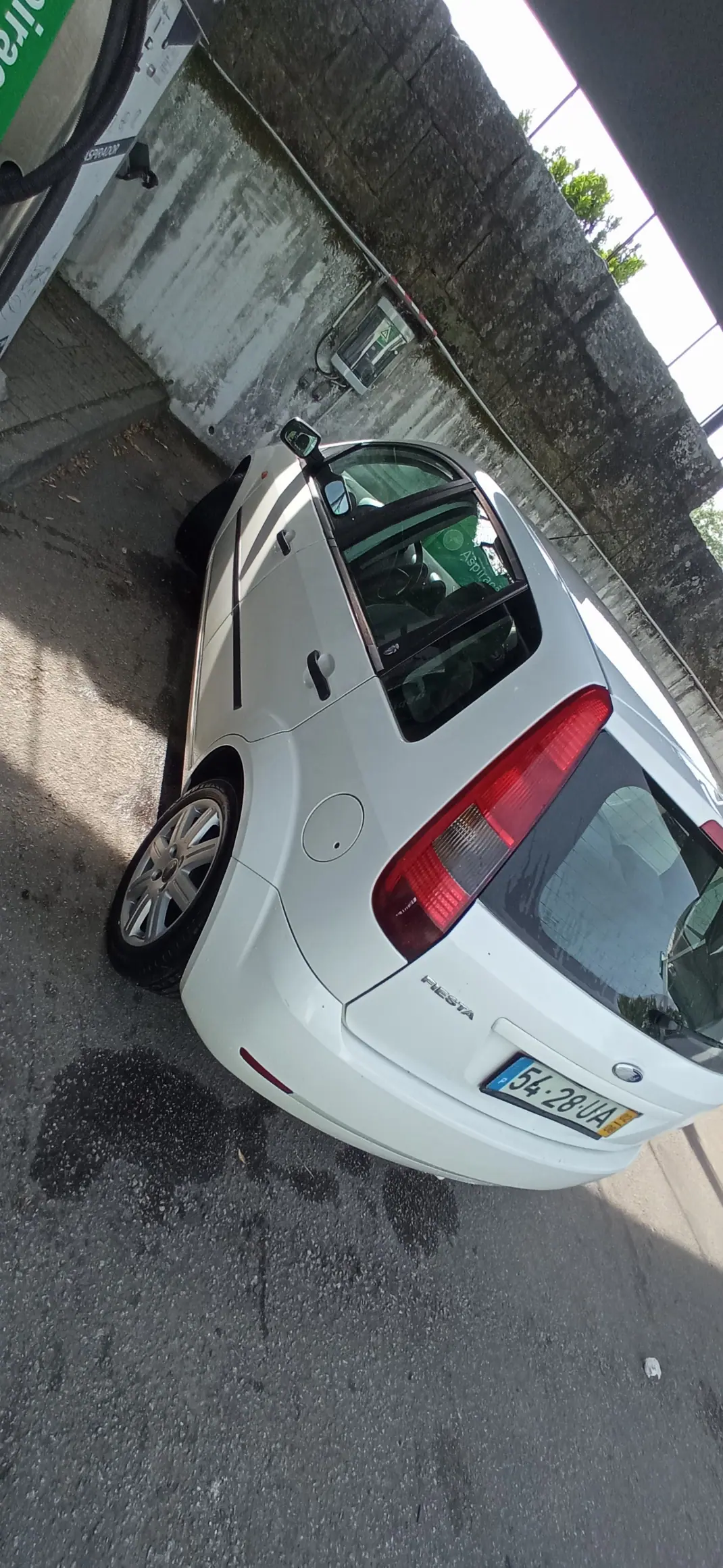 Ford Fiesta 2002 - 2000 EUR, 200000 km - AUTO.MOTO.pt - 200000km - foto 8 de 9