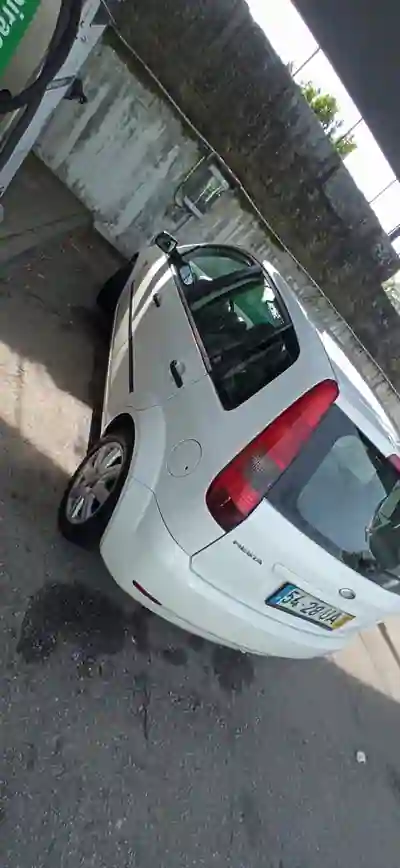 Ford Fiesta 2002 - 2000 EUR, 200000 km - AUTO.MOTO.pt - 200000km - foto 8 de 9