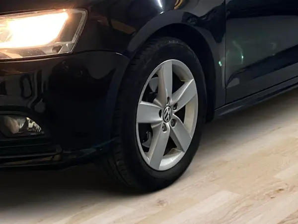 Volkswagen Jetta 2015 - 8950 EUR, 305000 km - AUTO.MOTO.pt - 305000km - foto 6 de 20