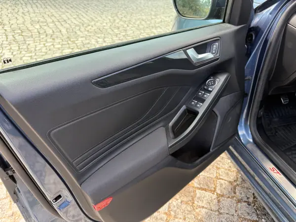 Ford Focus SW 2019 - 13500 EUR, 56000 km - AUTO.MOTO.pt - 56000km - foto 6 de 11
