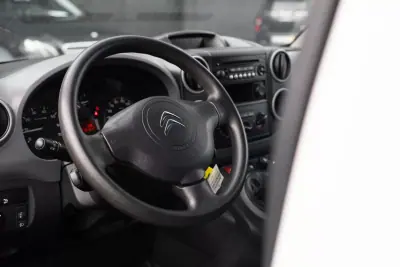 Citroën Berlingo 1.6 BlueHDi Feel 2018 - 13400 EUR, 210000 km - AUTO.MOTO.pt - 210000km - foto 8 de 17