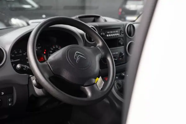 Citroën Berlingo 2018 - 13400 EUR, 210000 km - AUTO.MOTO.pt - 210000km - foto 8 de 17