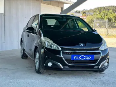 Peugeot 208 2015 - 9500 EUR, 189000 km - AUTO.MOTO.pt - 189000km - foto 3 de 16