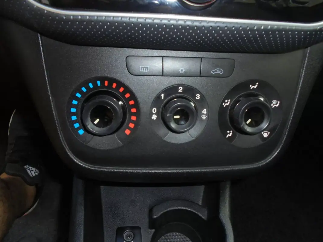 Fiat Punto 2010 - 5900 EUR, 147000 km - AUTO.MOTO.pt - 147000km - foto 23 de 28