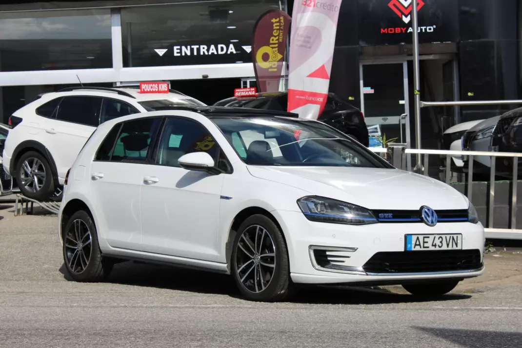 Volkswagen Golf 2015 - 12900 EUR, 233561 km - AUTO.MOTO.pt - 233561km - foto 1 de 27