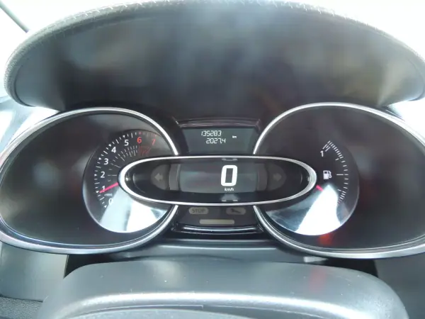Renault Clio Sport Tourer 2018 - 9250 EUR, 135500 km - AUTO.MOTO.pt - 135500km - foto 11 de 16