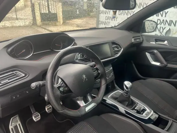 Peugeot 308 2016 - 15900 EUR, 150000 km - AUTO.MOTO.pt - 150000km - foto 14 de 20