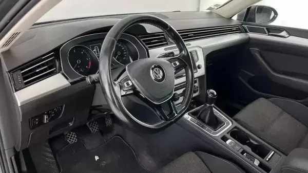 Volkswagen Passat 2016 - 9250 EUR, 190000 km - AUTO.MOTO.pt - 190000km - foto 7 de 23