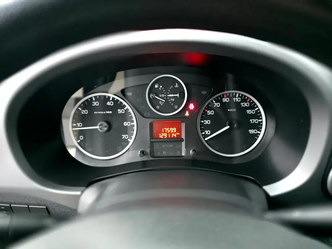 Peugeot Partner 2017 - 12490 EUR, 129000 km - AUTO.MOTO.pt - 129000km - foto 13 de 27