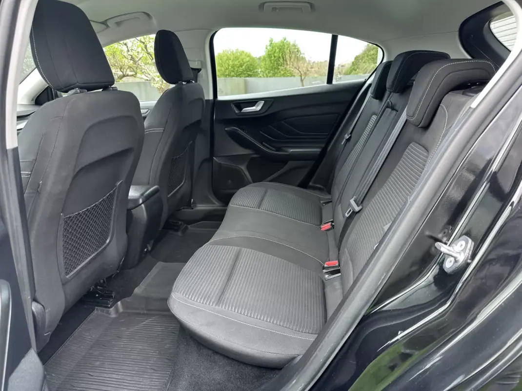 Ford Focus 2018 - 10900 EUR, 100000 km - AUTO.MOTO.pt - 100000km - foto 44 de 56