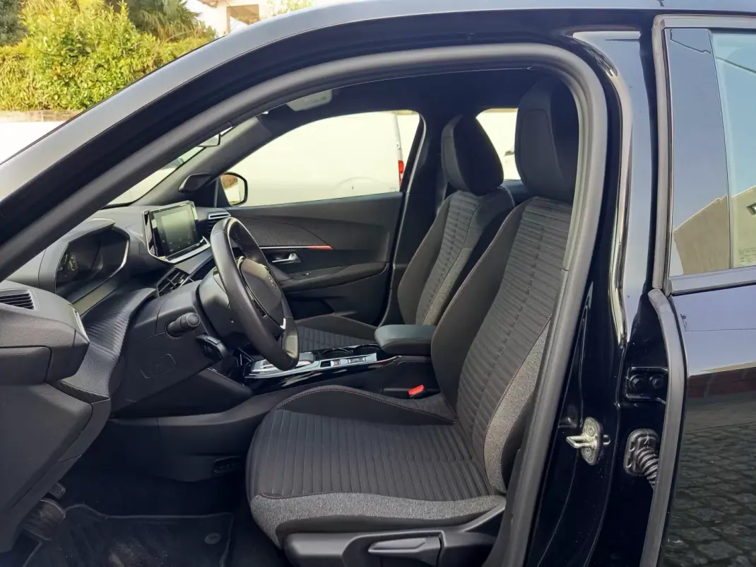 Peugeot e-2008 2022 - 17990 EUR, 70100 km - AUTO.MOTO.pt - 70100km - foto 11 de 19