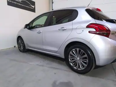 Peugeot 208 2017 - 12999 EUR, 118000 km - AUTO.MOTO.pt - 118000km - foto 6 de 15