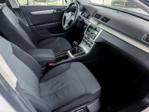 Volkswagen Passat Variant 2013 - 8500 EUR, 239977 km - AUTO.MOTO.pt - 239977km - foto 20 de 25
